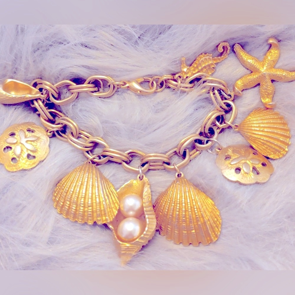 Vintage Charm Bracelet seashells, starfish, sand dollar, seahorse faux pearls